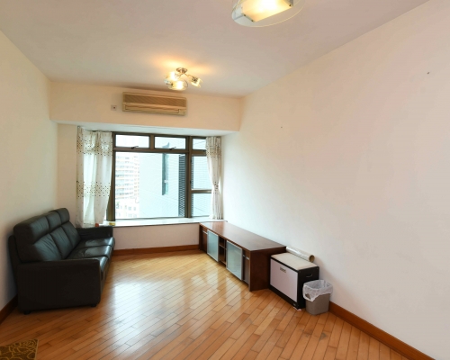 這是半島豪庭2座低層F室，實用面積712方呎。