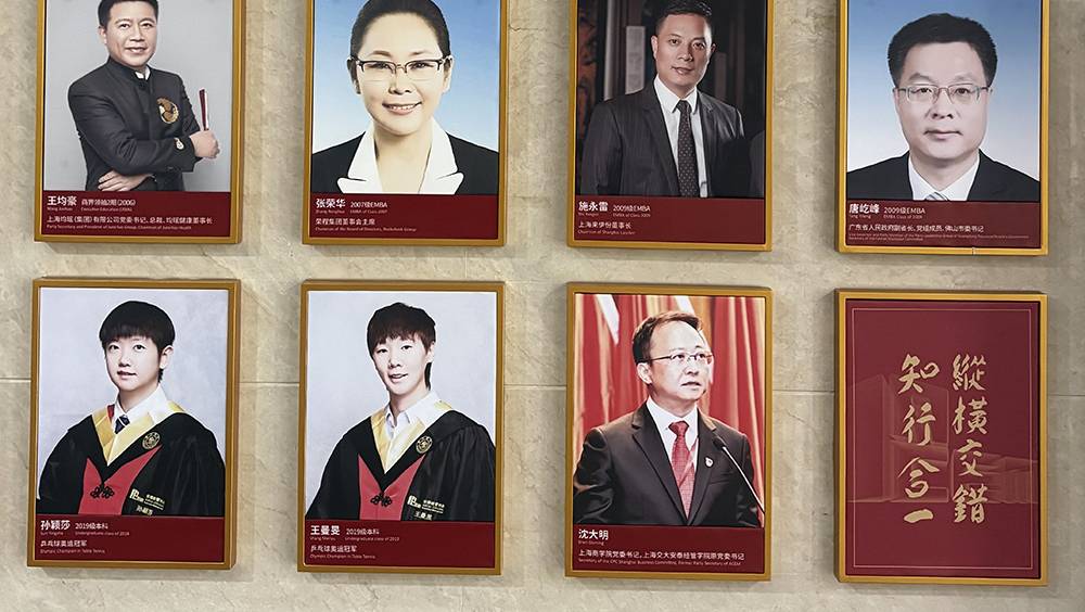 孫穎莎、王曼昱畢業照登上海交通大學校友牆。 澎湃新聞