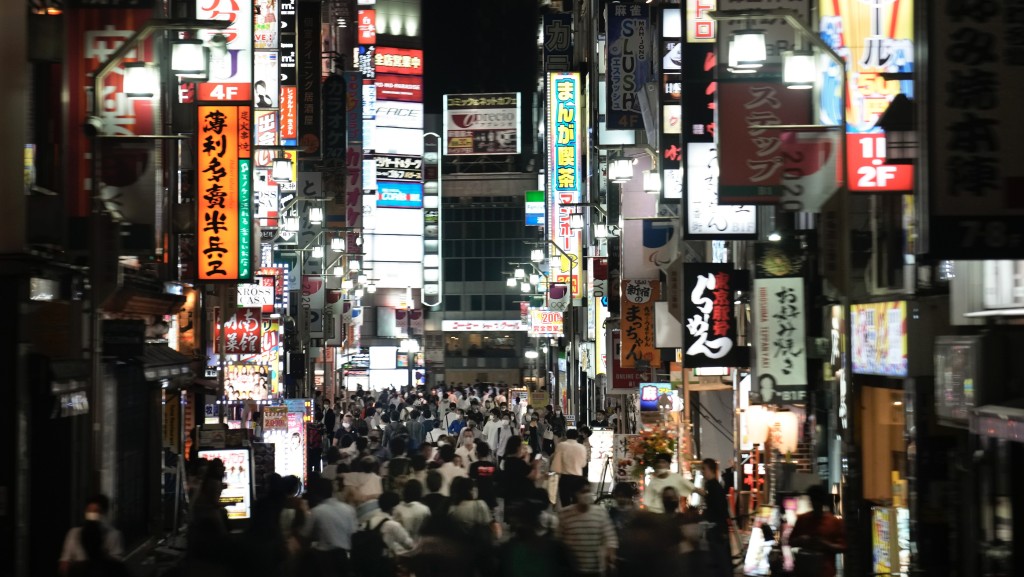 歌舞伎町是热门的娱乐区，以成人夜生活闻名。 美联社