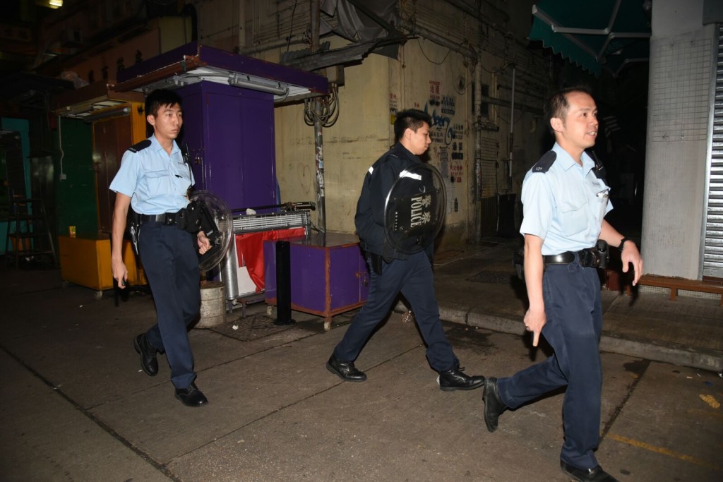 警員持盾牌在附近兜截。