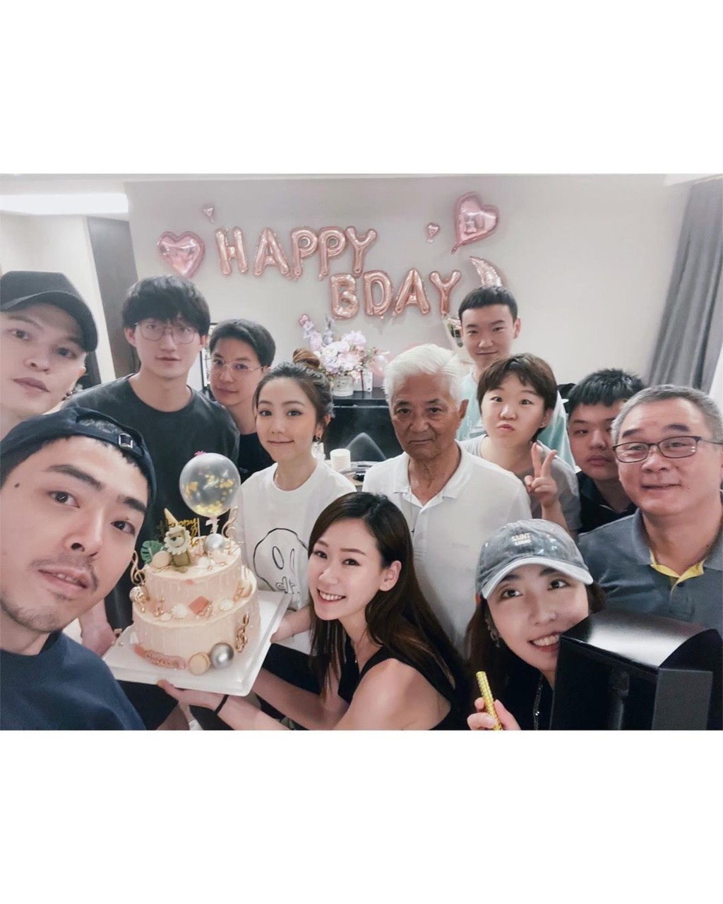 G.E.M. 8月生日,與Mark合照亦隔住其他人。