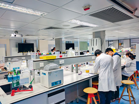 开办以医疗健康课程为主的东华学院，去年的自资学士和副学位毕业生，平均月薪名列自资院校前茅。