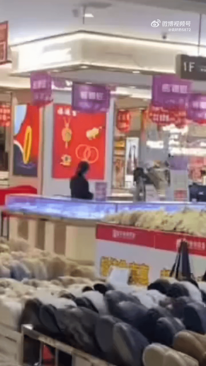 男子戴頭盔搶劫金店。 男子戴頭盔搶劫金店。