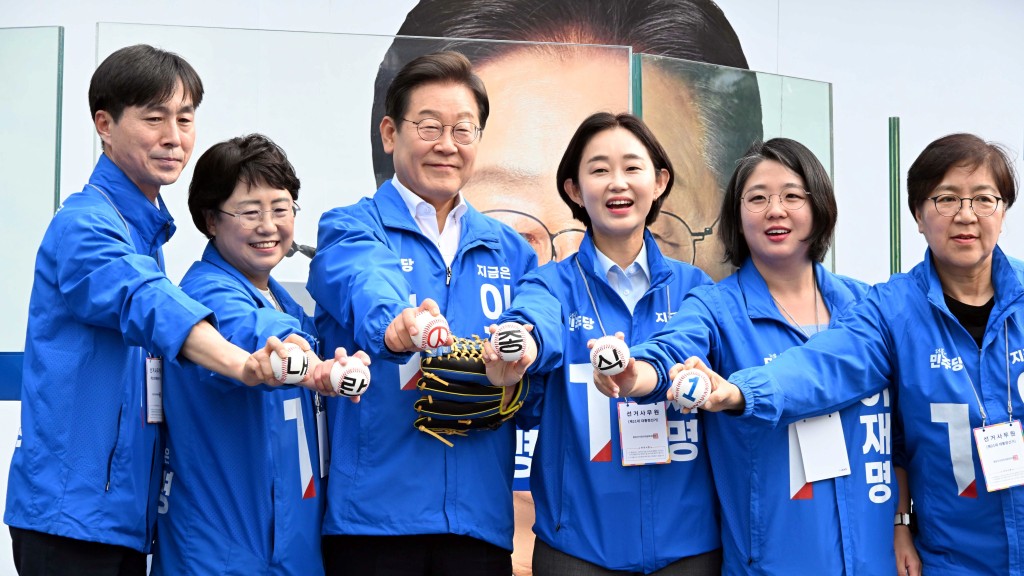 李在明（左3）選前民調支持率接近50%穩居第1。 路透社