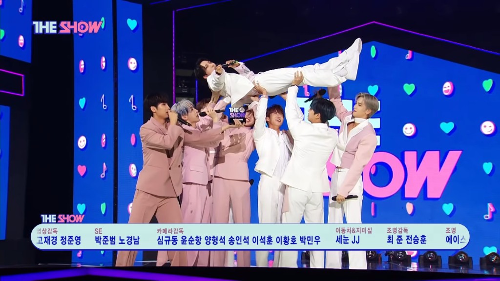 PENTAGON成员知悉获得一位后，开心得将队长Hui抛到半空。