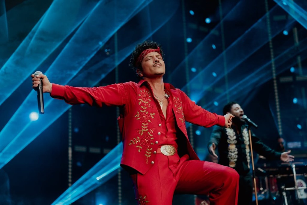 Bruno Mars是國際流行天王。 Bruno Mars是國際流行天王。