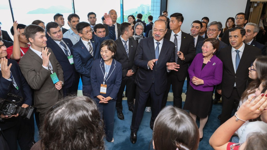 烏茲別克斯坦總理阿里波夫日前到訪科大，與留學香港的烏籍學生會面，教育局局長蔡若蓮亦有出席。  科大提供