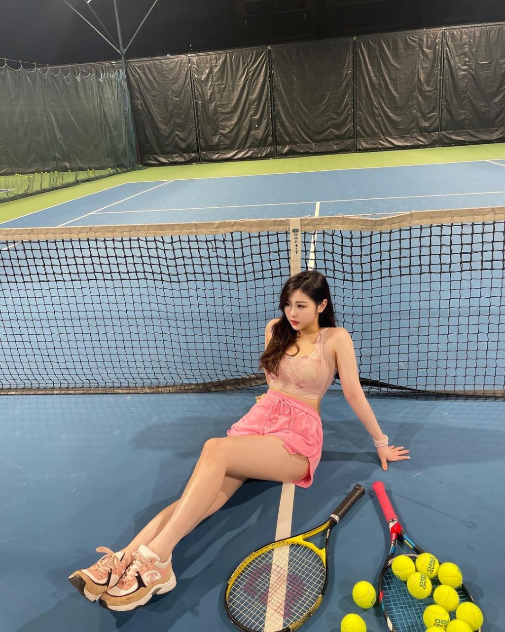 连打网球做运动亦要性感上阵。