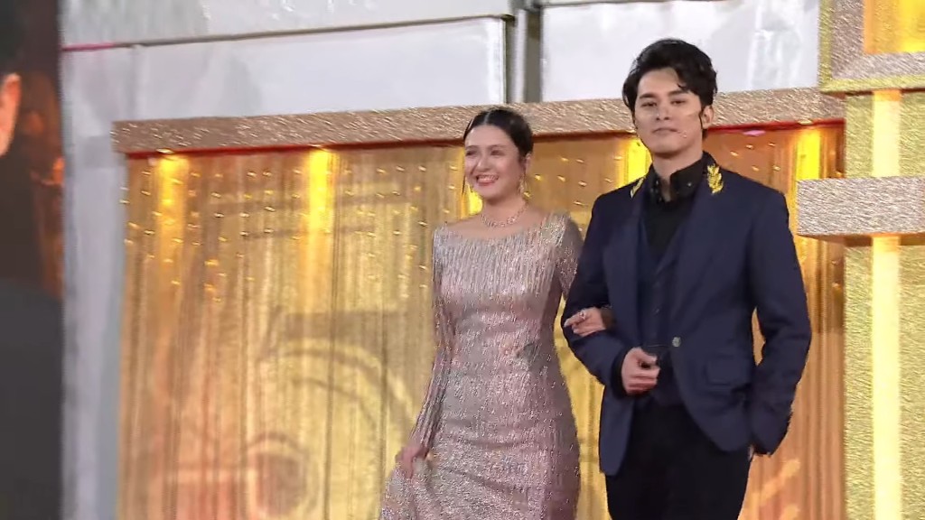 在《万千星辉颁奖典礼2020》穿银色闪闪连身裙现身。