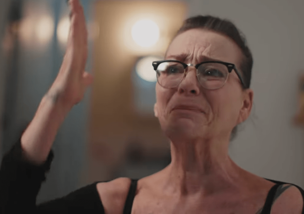 Powter 在預告片中數度哽咽。YT@Obscured Releasin預告片截圖