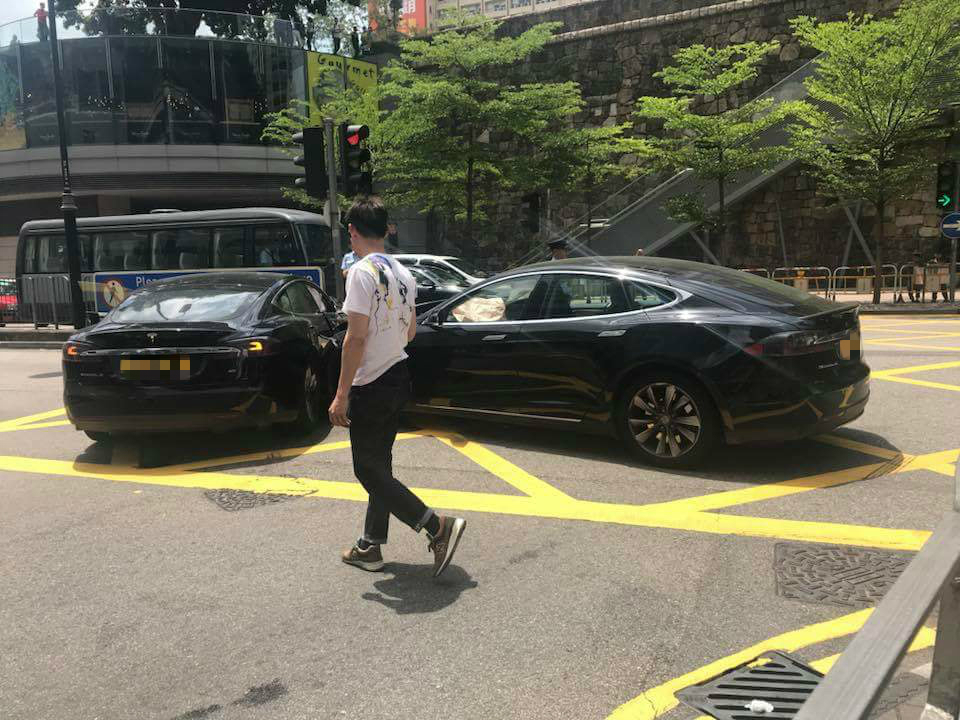 尖沙嘴九龍公園徑2車相撞。網上圖片
