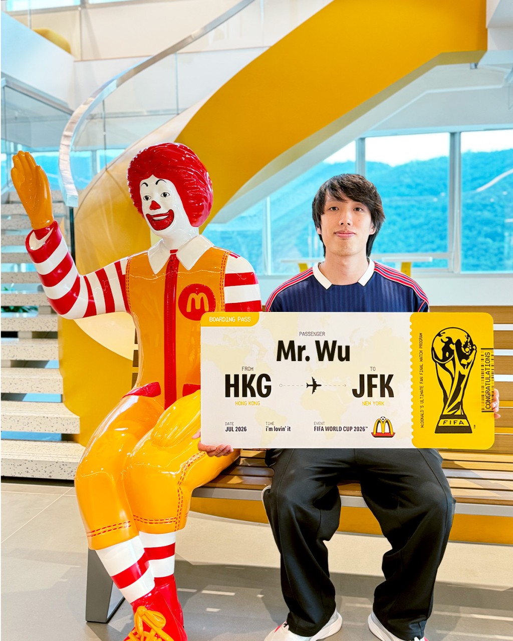 早前香港麥當勞亦為麥當勞 App 用戶送上獨家福利,為一位顧客送上一票難求的世界盃決賽門票2張及紐約市來回機票連三晚酒店雙人住宿。 早前香港麥當勞亦為麥當勞 App 用戶送上獨家福利,為一位顧客送上一票難求的世界盃決賽門票2張及紐約市來回機票連三晚酒店雙人住宿。