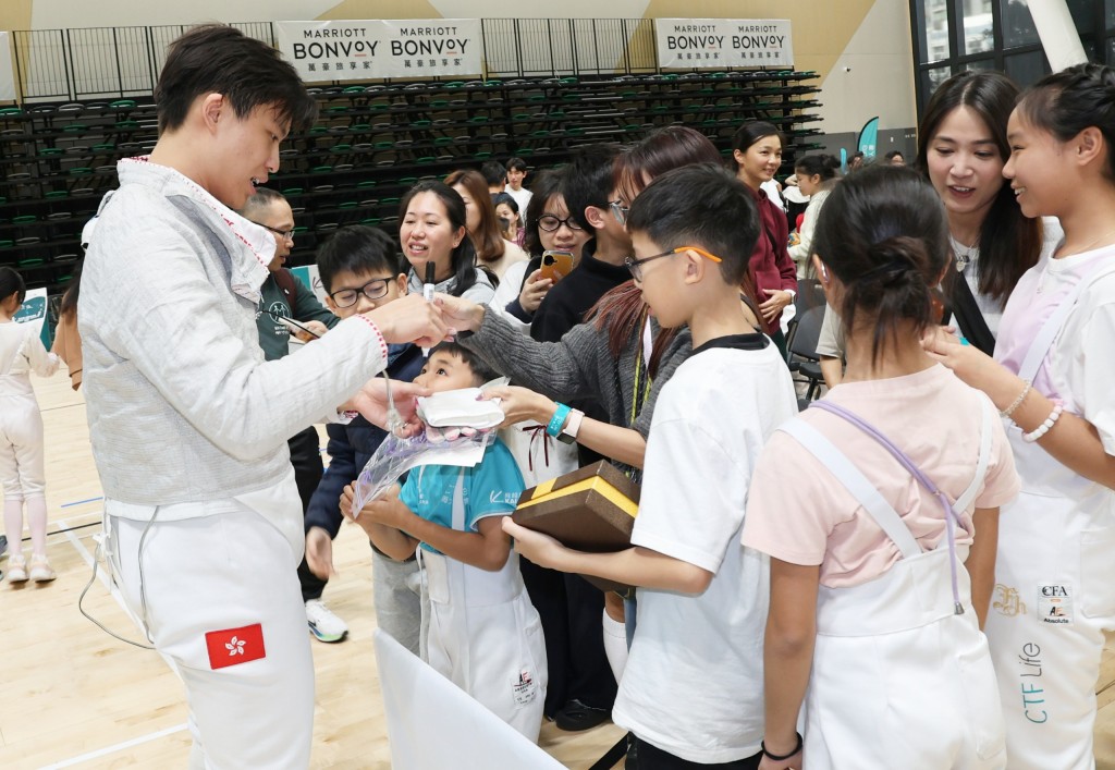 大批小劍手等著跟思朗哥哥合照及索取他的簽名。徐嘉華攝