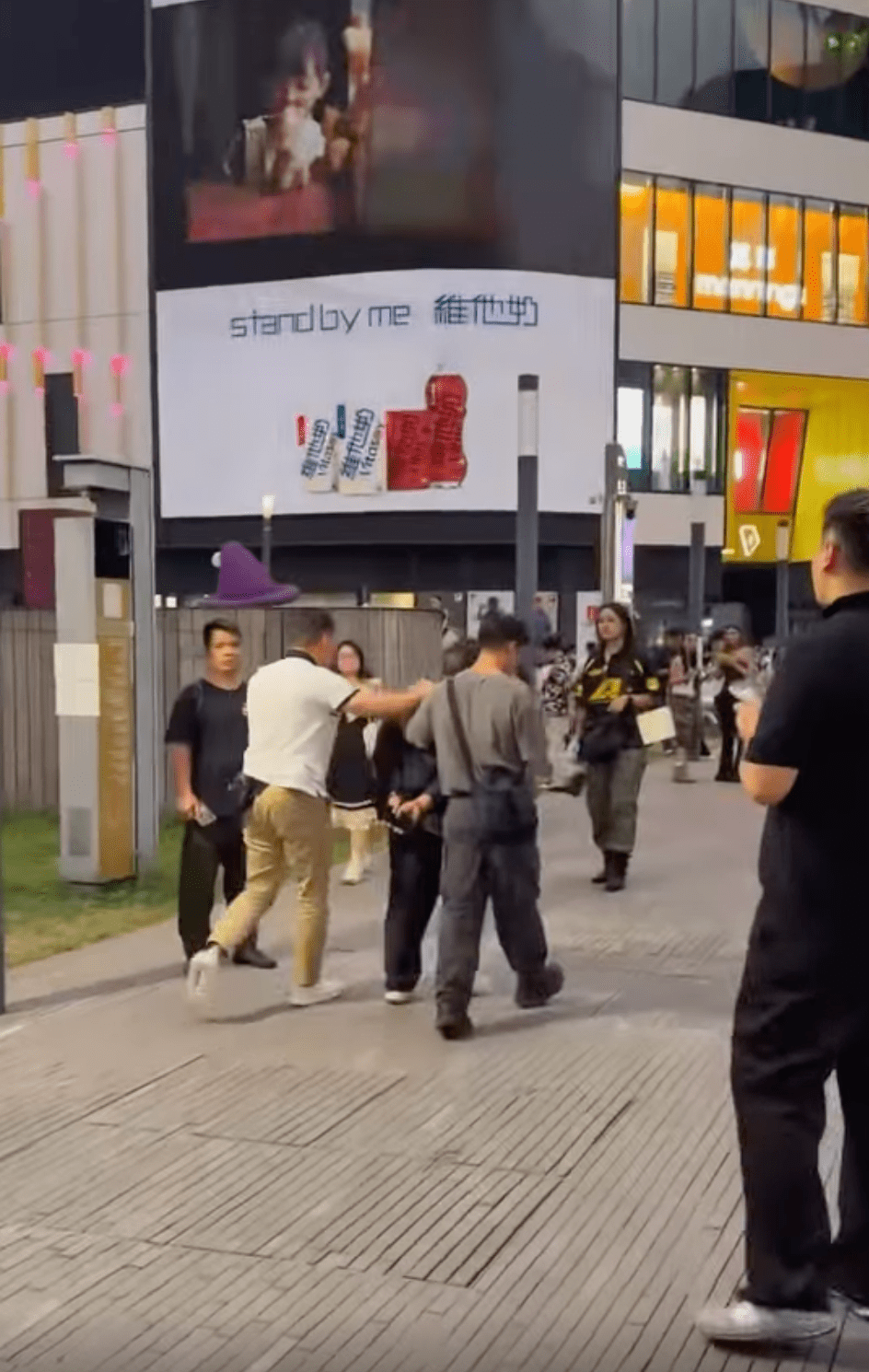 一名男子在启德体育园场外行人路,被两名便衣男警押走,双手疑被手铐反锁。Threads@kachunn101 一名男子在启德体育园场外行人路,被两名便衣男警押走,双手疑被手铐反锁。Threads@kachunn101