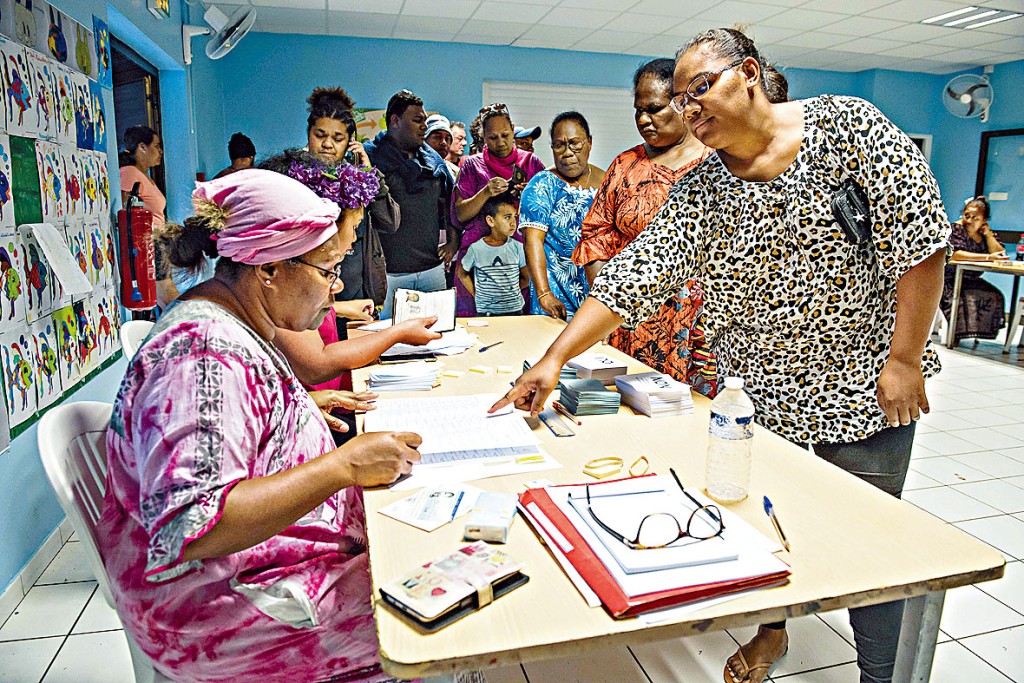 ■新喀里多尼亚选民昨日在票站投票。