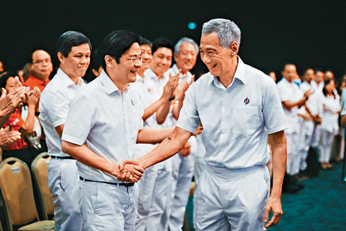李显龙去年11月在人民行动党年会上，与接班人黄循财握手。