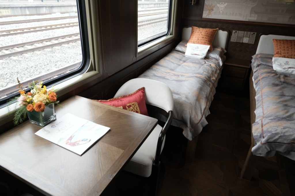 武汉铁路将老式绿皮火车“爆改”成5星级“舒适型旅游专列”。极目新闻