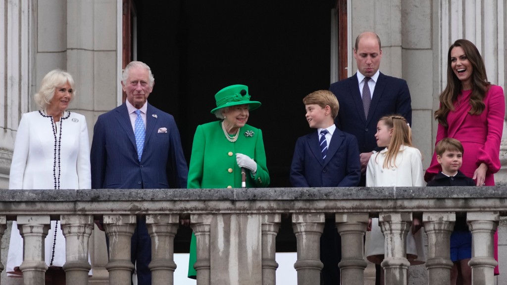（左起）王后卡米拉、英王查理斯三世、已故英女王伊利沙伯二世、喬治王子、王儲威廉、夏洛特公主、路易王子和凱特王妃一家五口。 美聯社