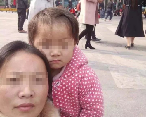 杨美芹和女儿王凤雅。（网图）