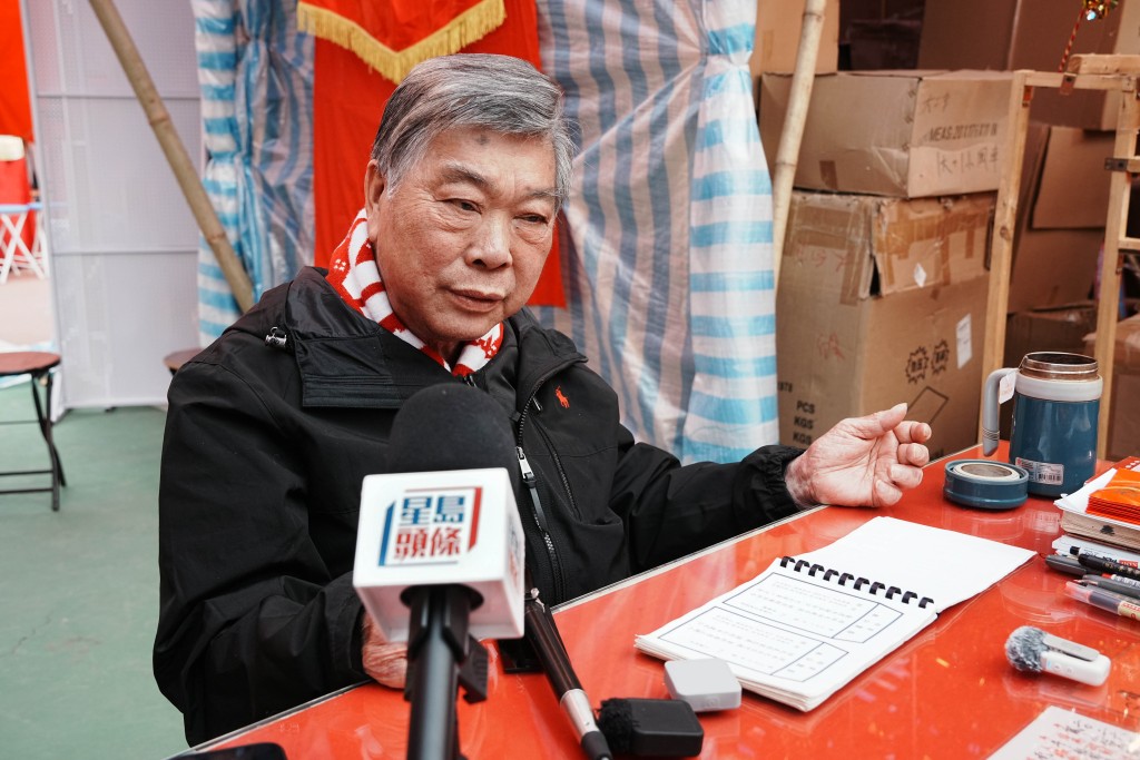 資深解籤師傅陳天恩。 資深解籤師傅陳天恩。