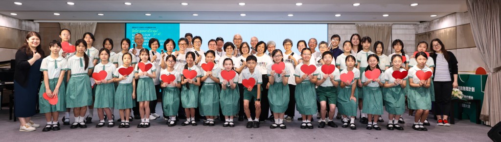 研讨会上，恩橡银龄口琴队和小学合唱团携手演出，展现长幼共融精神。