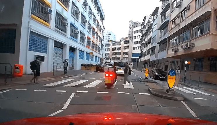 電單車衝過斑馬線，嚇煞正在過路的男途人。fb：香港鐵騎館(吹水區）