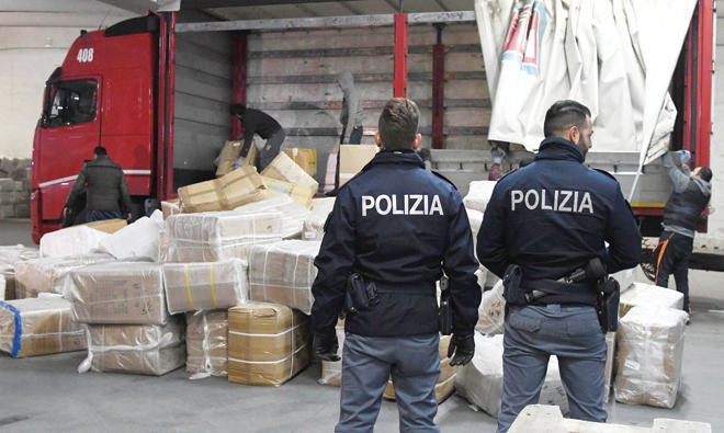 意大利警方出动扫毒。路透社