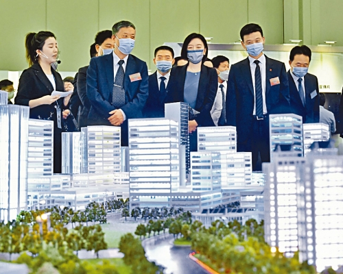 中联办副主任卢新宁（中）等参观展览。