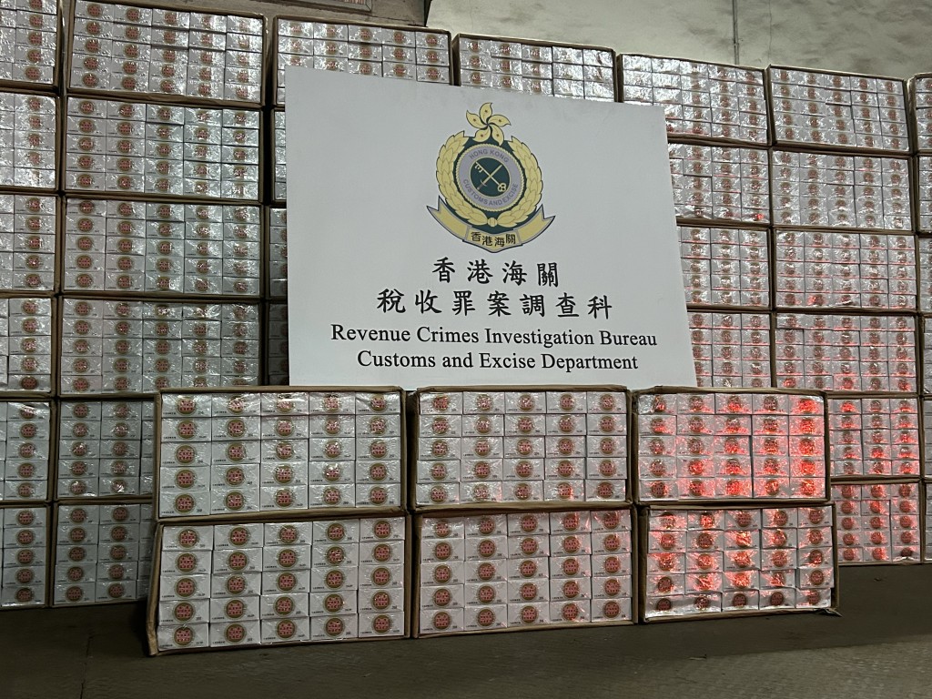 海關檢獲1260萬支私煙，估計市值約5670萬元，應課稅值約4165萬元。曾志恒攝