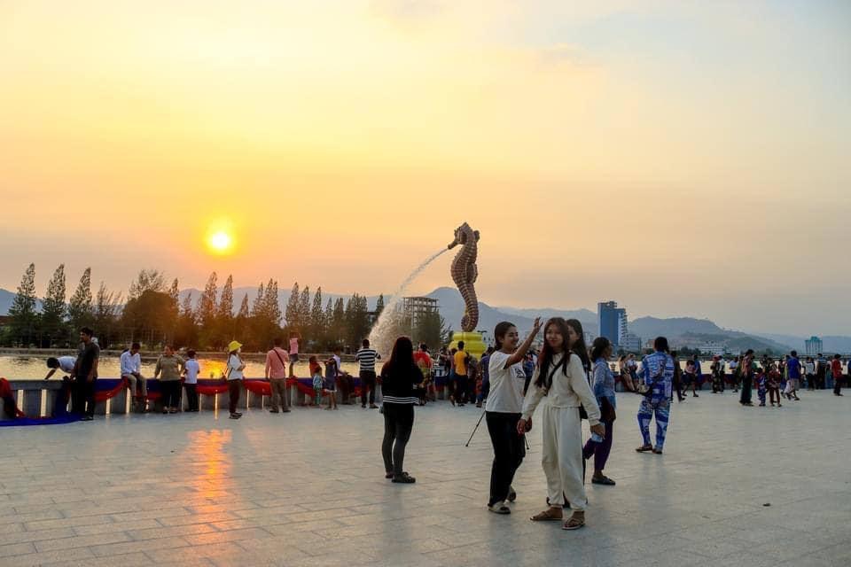 日落下的喷水海马。 贡布旅游局fb