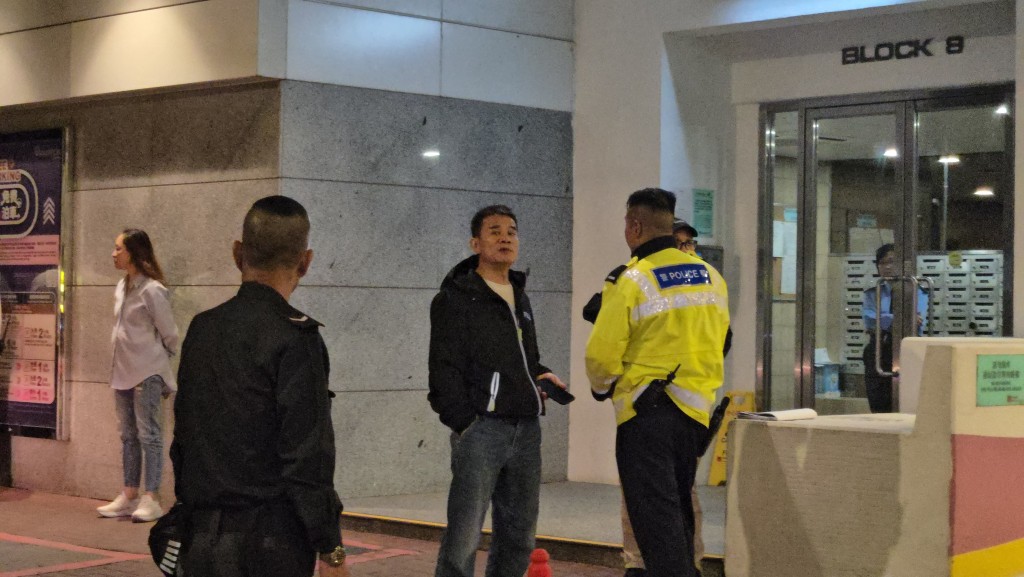 貨車司機在現場接受調查。 貨車司機在現場接受調查。