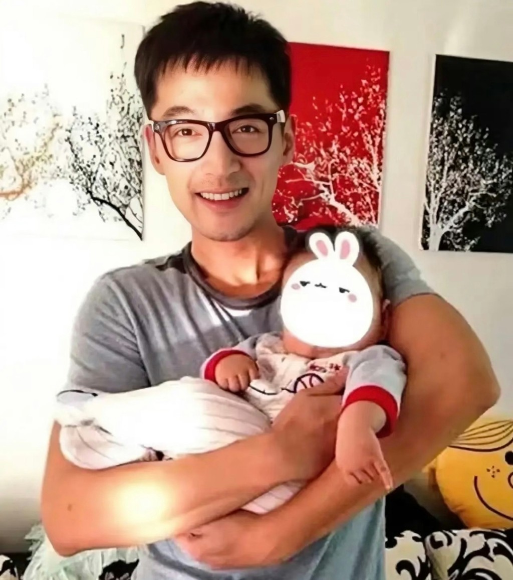 胡歌曾晒抱B照。