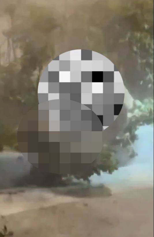 受害人全身燒焦倒斃草叢。