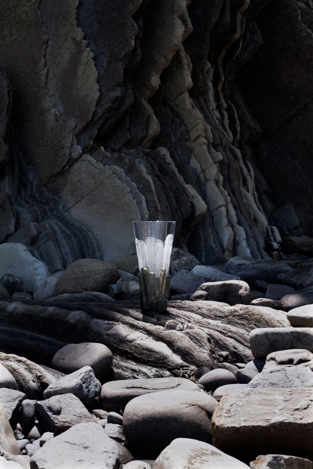 Lalique「一柱擎天」花瓶 以灰色和清水晶製成， 運用雙注入技術捕捉火山形成的壯麗景觀，限量推出45件。（$181,000）