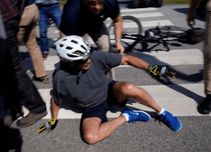 拜登去年度假期間騎腳踏車，一時不慎摔倒在地，身邊的特勤人員一涌而上保護。