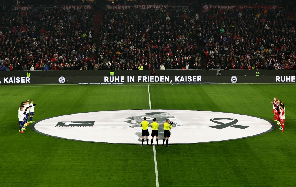 拜仁慕尼黑賽前悼念名宿碧根鮑華。REUTERS