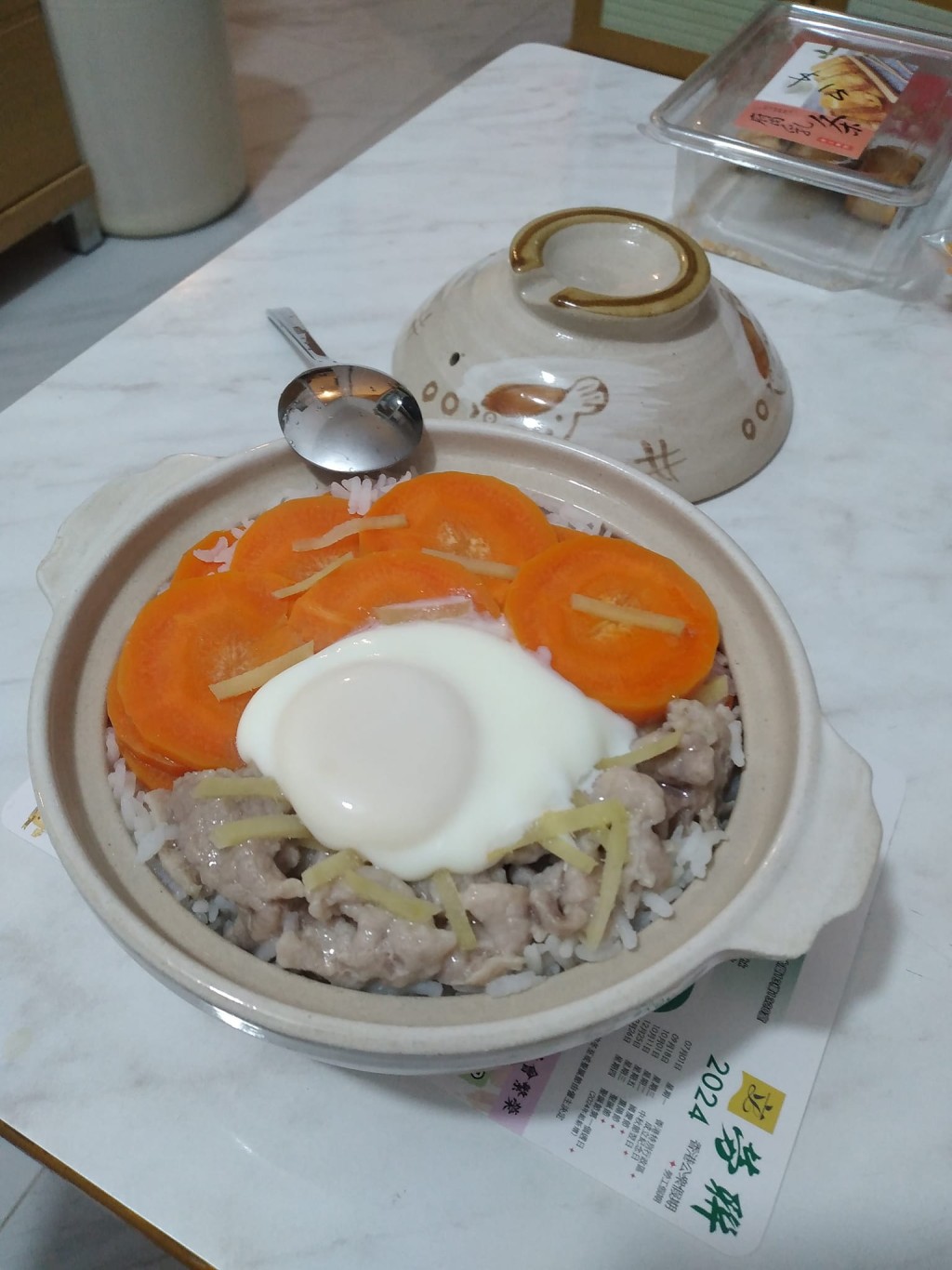 红萝卜 猪肉片 窝蛋 黄姜 煲仔饭（图片来源：Facebook@香港茶餐厅及美食关注组）