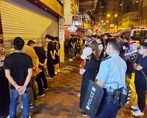 19名男女油麻地聚集。