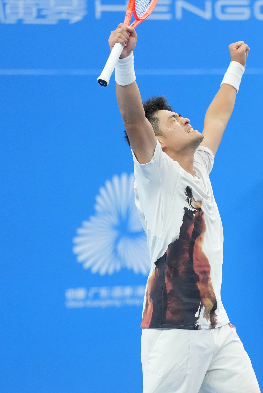 吴易昺艰难取胜。新华社