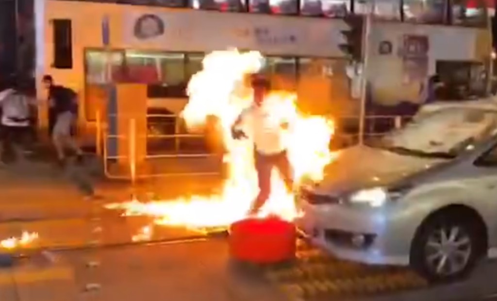 警員被投擲汽油彈。網上截圖