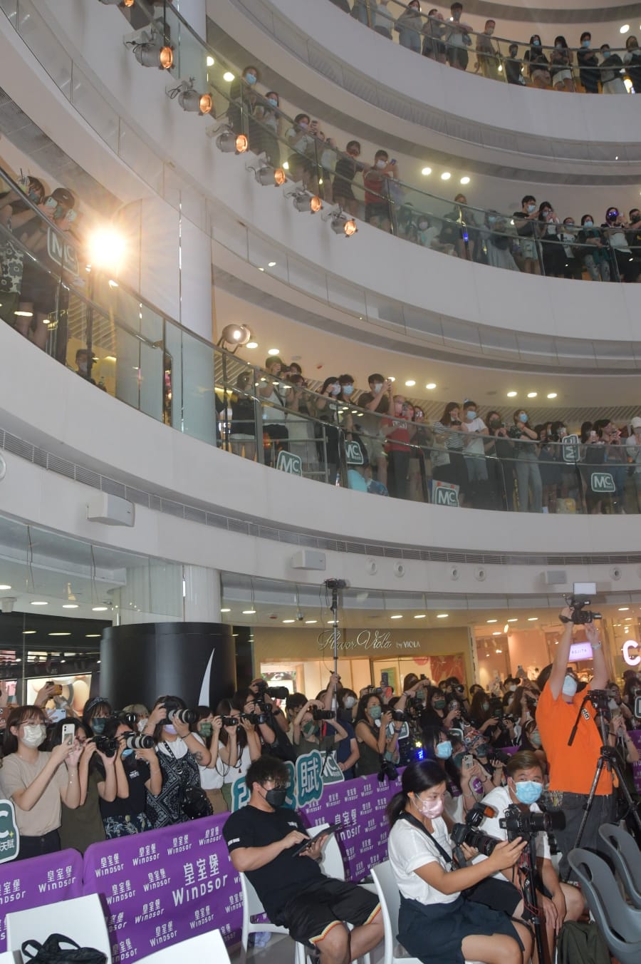 現場企滿不少fans。