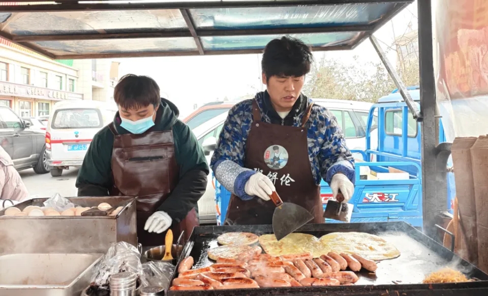 雞蛋灌餅攤主「粥餅倫」。 雞蛋灌餅攤主「粥餅倫」。