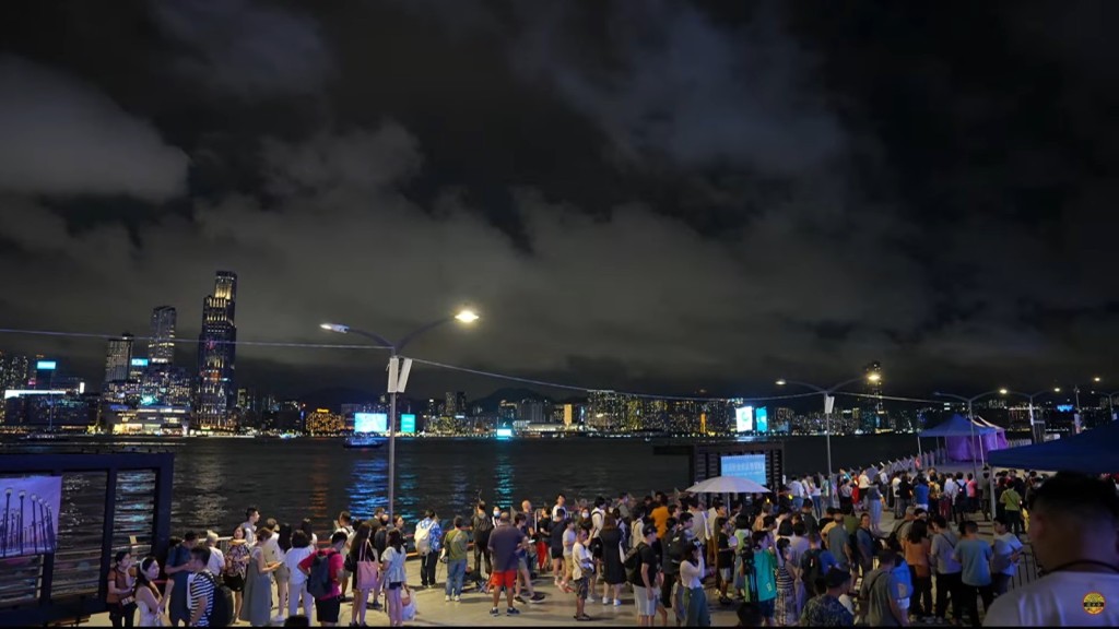 嗇色園原定灣仔海濱上空無人機表演,惟因訊號問題取消,大批市民失望而回。嗇色園黃大仙祠youtube影片截圖