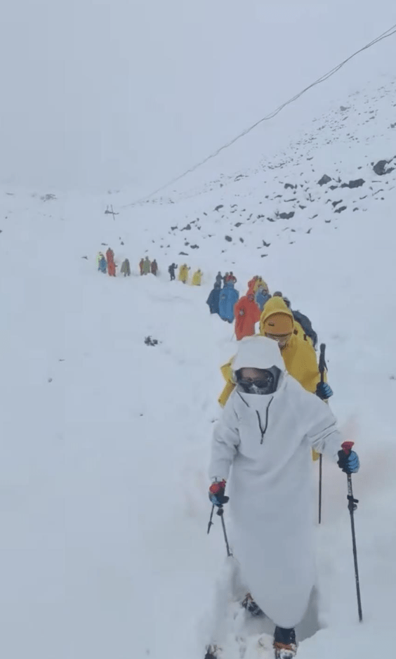 珠峰東坡營地近千人因暴雪被困。極目新聞