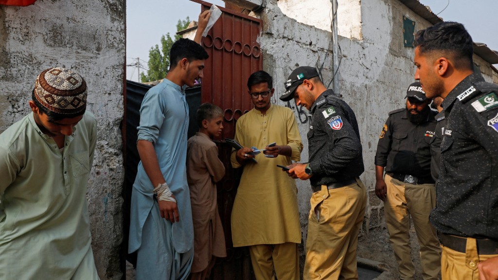 巴基斯坦警察和政府官员逐户敲门检查身份证。 路透社