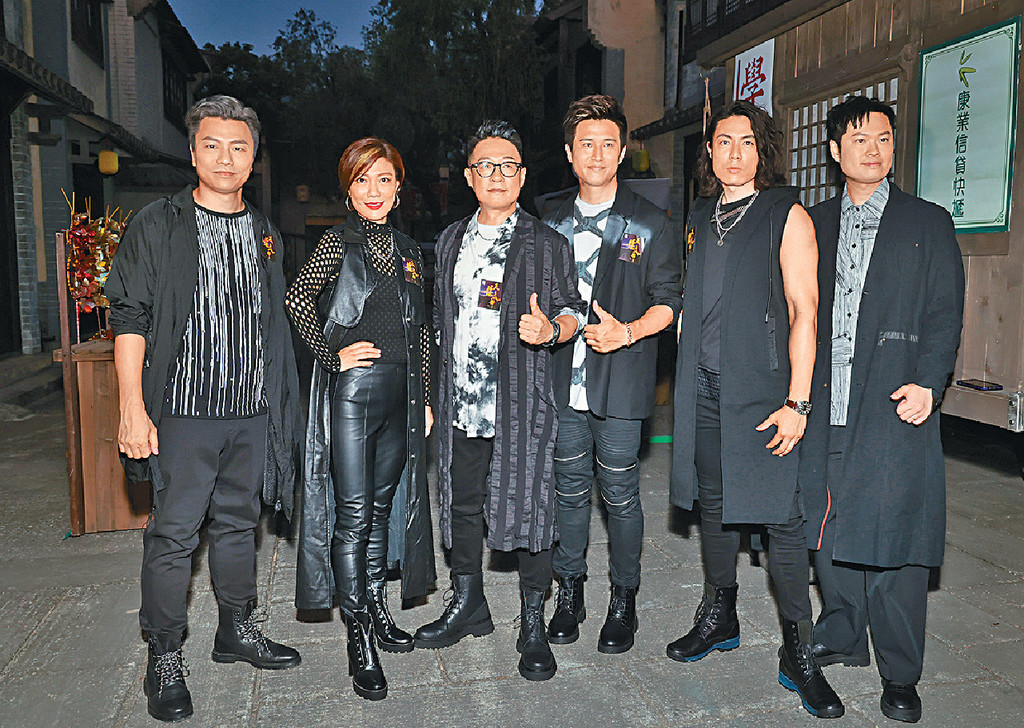 ■龍婷與其他《中年好聲音》隊員,都希望有機會簽歌手合約。 ■龍婷與其他《中年好聲音》隊員,都希望有機會簽歌手合約。