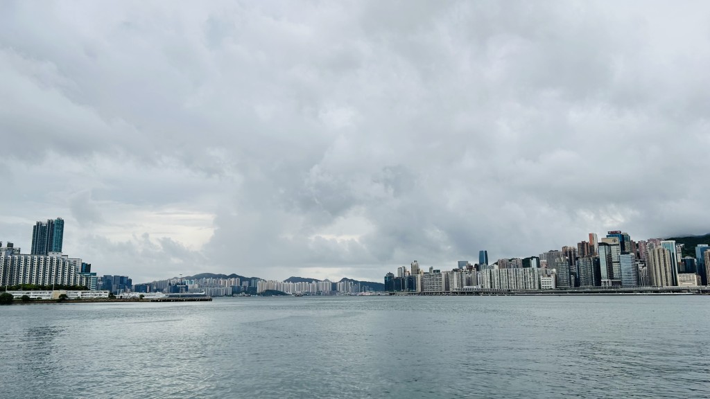 間中有驟雨及雷暴。
