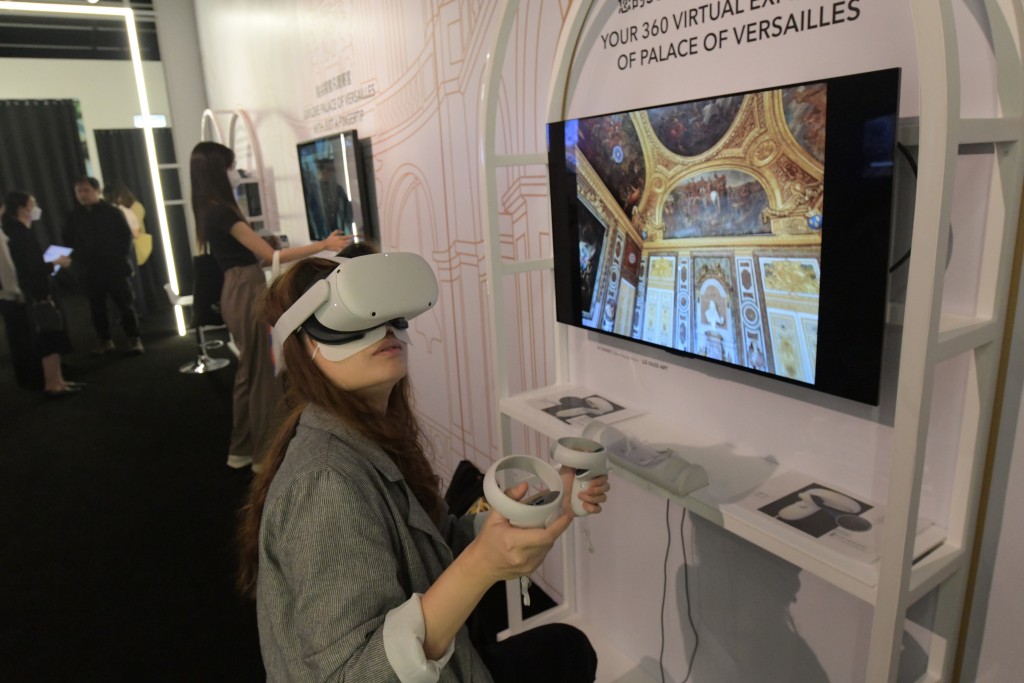在「凡尔赛宫之创新：虚拟实境体」中，设有「凡尔赛宫3D画廊」，观众可360度浏览凡尔赛宫内的精选建筑。褚乐琪摄