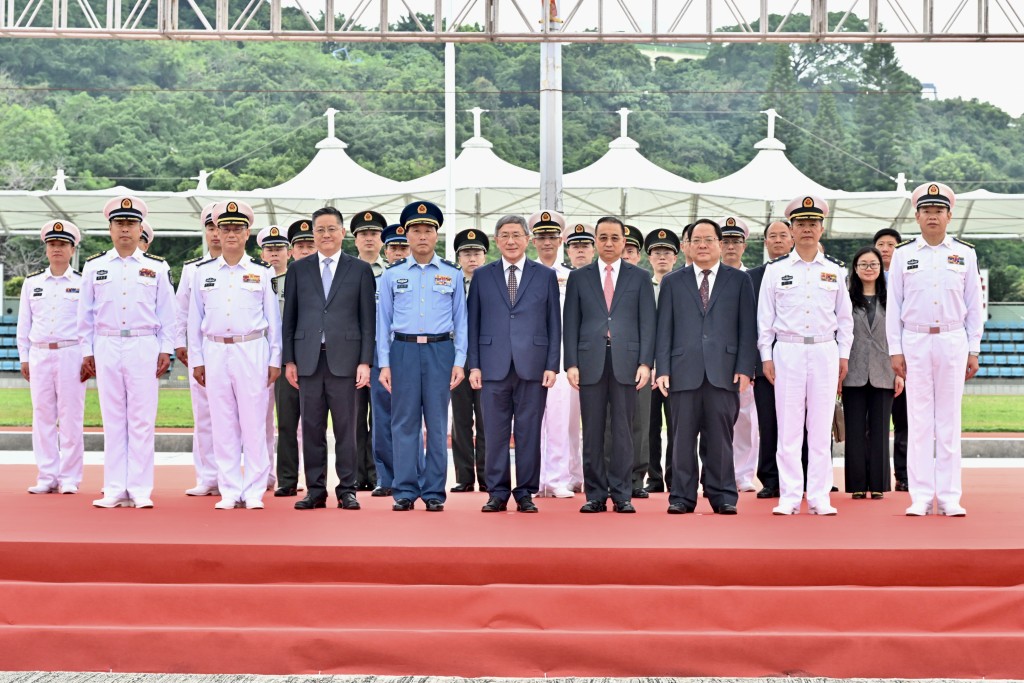 今午舉行歡送解放軍海軍31艦編隊離港儀式。