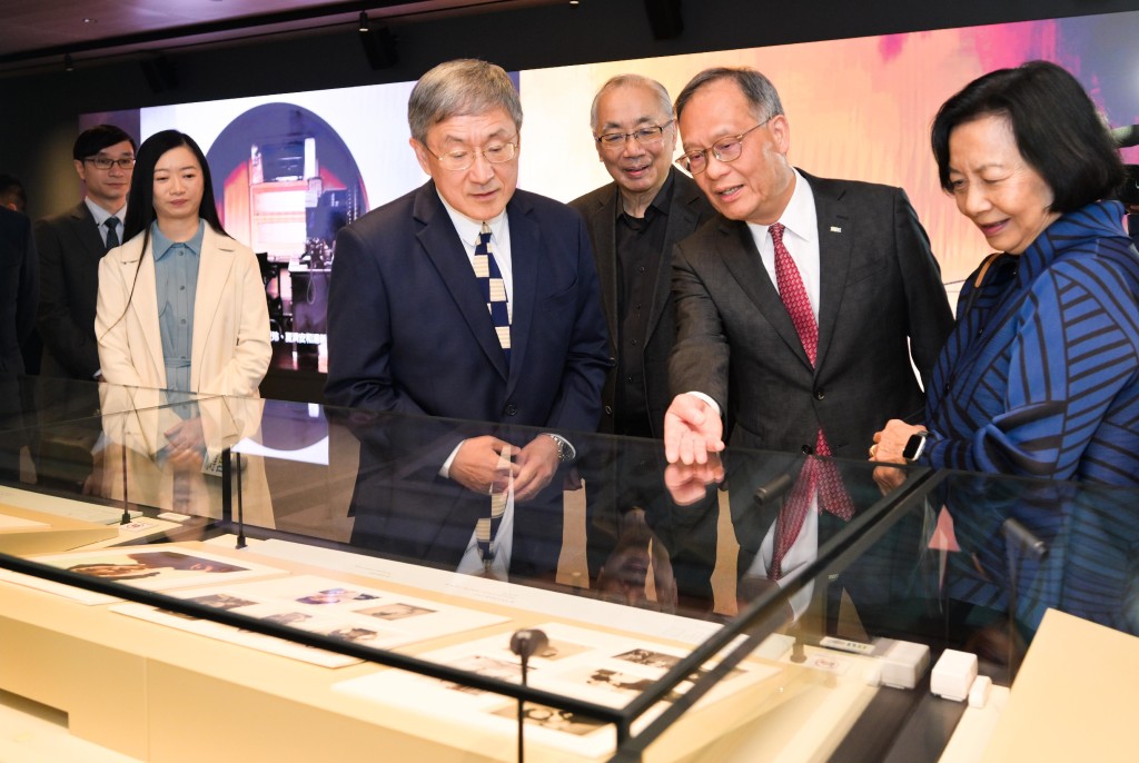 政務司副司長卓永興（右四）今日（11月20日）出席香港都會大學「相知無遠近：張愛玲與宋淇、宋鄺文美的跨地半生緣」展覽開幕禮。